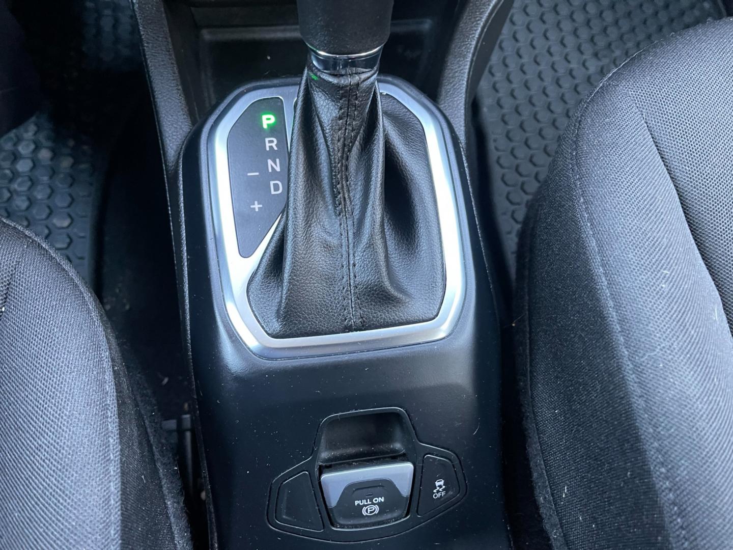 2020 Gray /Black Jeep Renegade Latitude 4WD (ZACNJBBB7LP) with an 2.4L I4 DOHC 16V engine, 9A transmission, located at 11115 Chardon Rd. , Chardon, OH, 44024, (440) 214-9705, 41.580246, -81.241943 - Photo#32